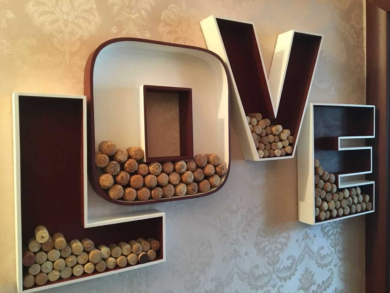 la idea de usar letras decorativas en el interior de la habitación