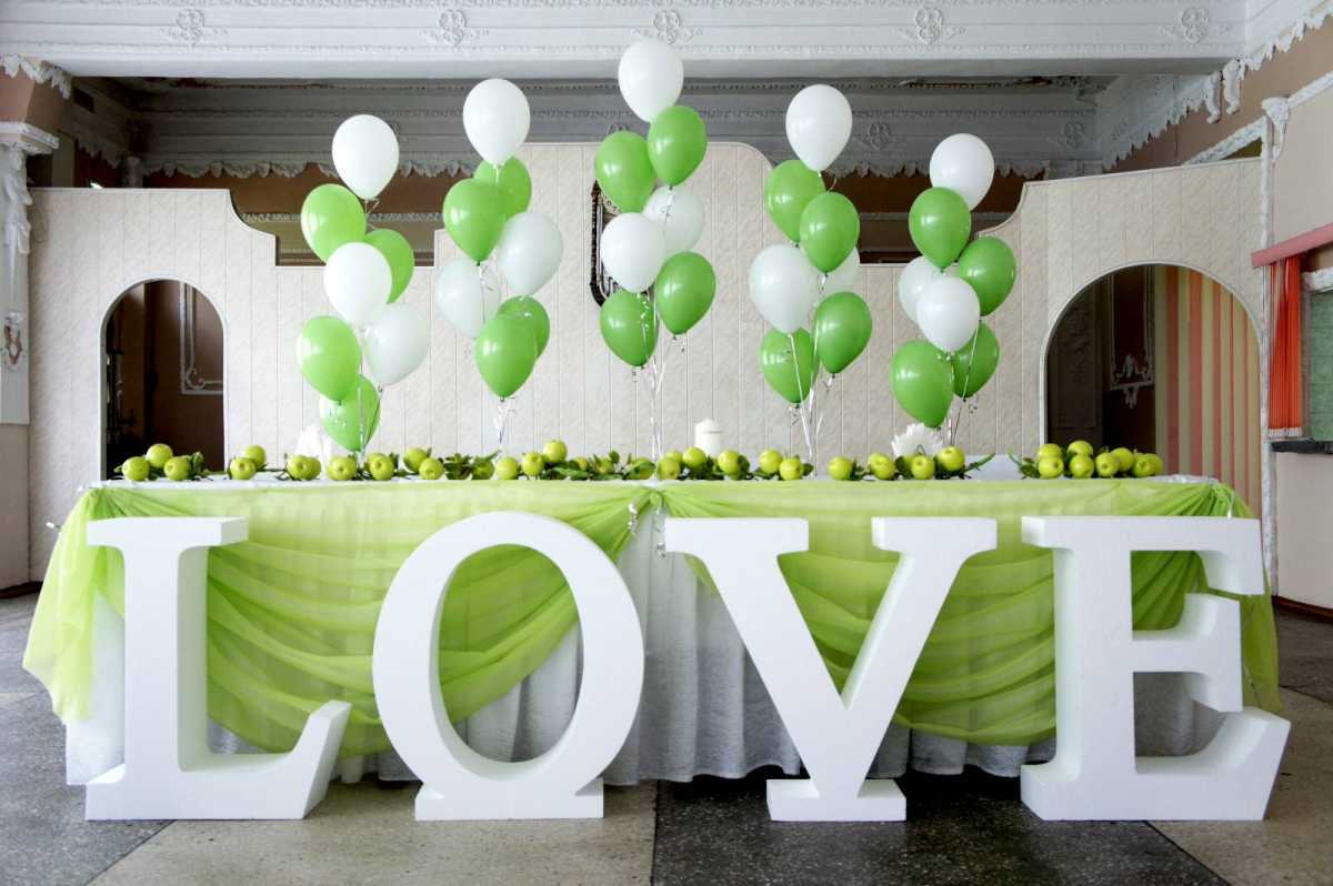 la idea de usar letras decorativas al estilo del dormitorio