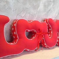 la idea de usar letras decorativas en el interior de la imagen del apartamento