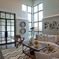 La opción de usar letras decorativas en el diseño de la imagen del dormitorio