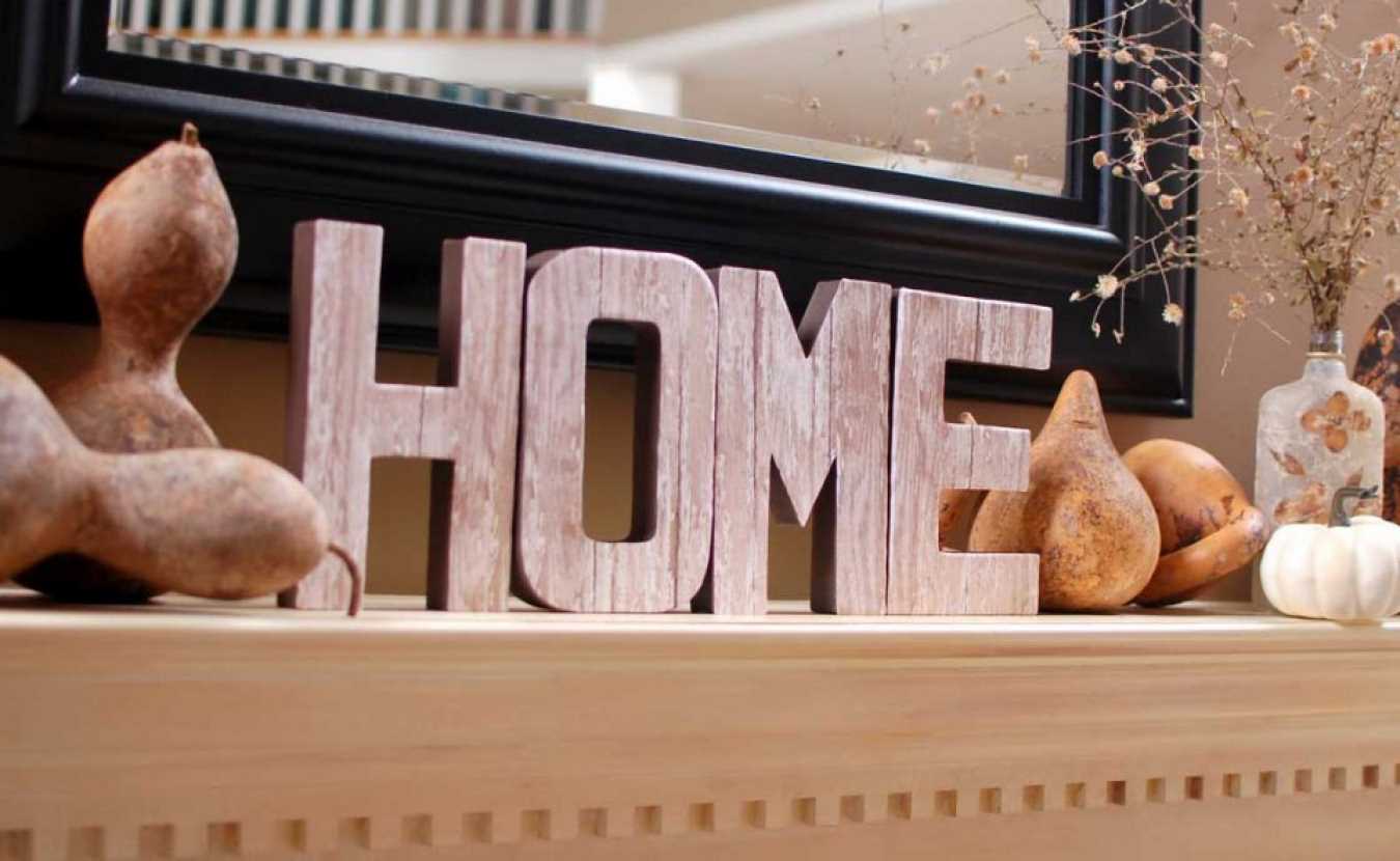 la idea de usar letras decorativas al estilo de la sala de estar