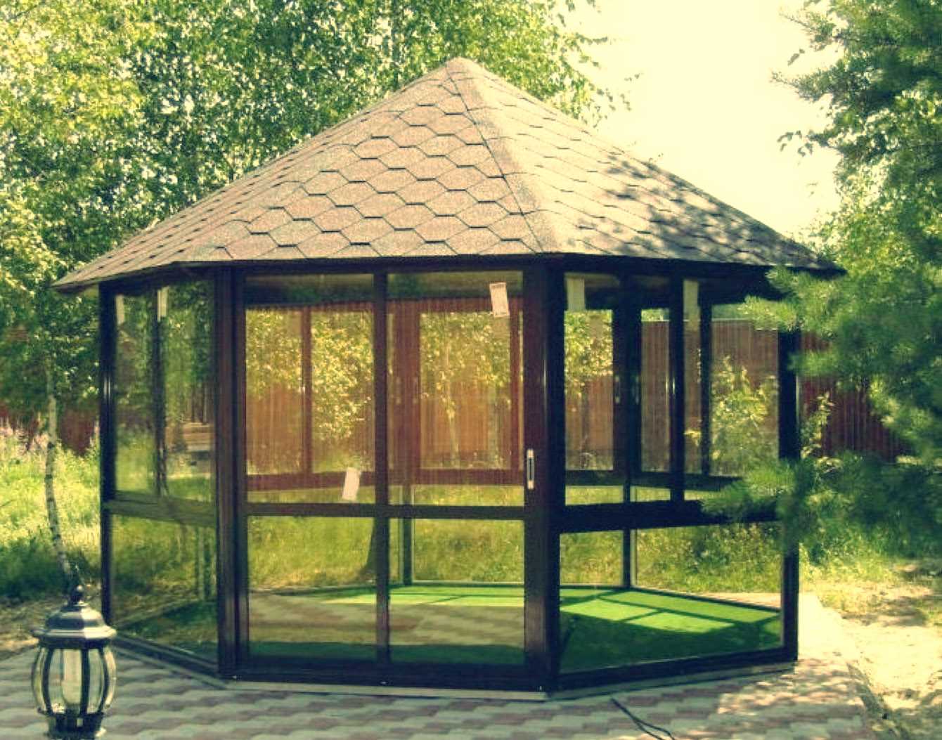 version du style moderne du gazebo dans la cour