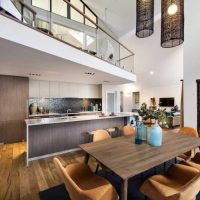 l'idée d'un appartement moderne avec une seconde photo lumineuse