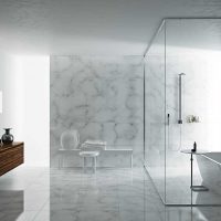 idée d'un style insolite d'une salle de bain avec une baie vitrée