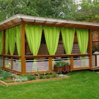 l'idée d'un style inhabituel de gazebo dans l'image de la cour