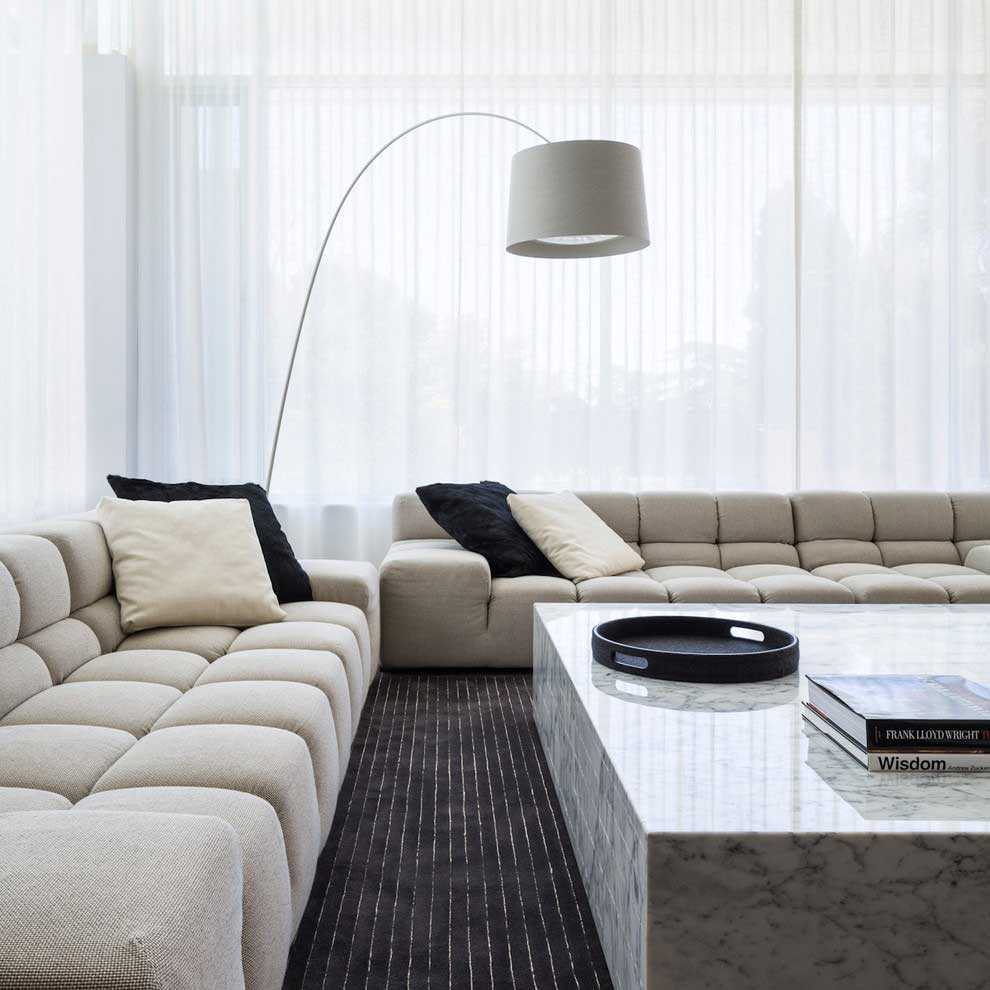 version du design lumineux du salon dans le style du minimalisme