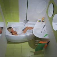 version du bel intérieur de la salle de bain dans la photo de Khrouchtchev
