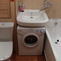 version de l'intérieur lumineux de la salle de bain à Khrouchtchev