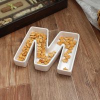 La idea de usar letras decorativas en el interior de la imagen de un dormitorio