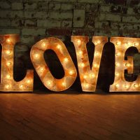la idea de usar letras decorativas en el interior de la imagen de la sala