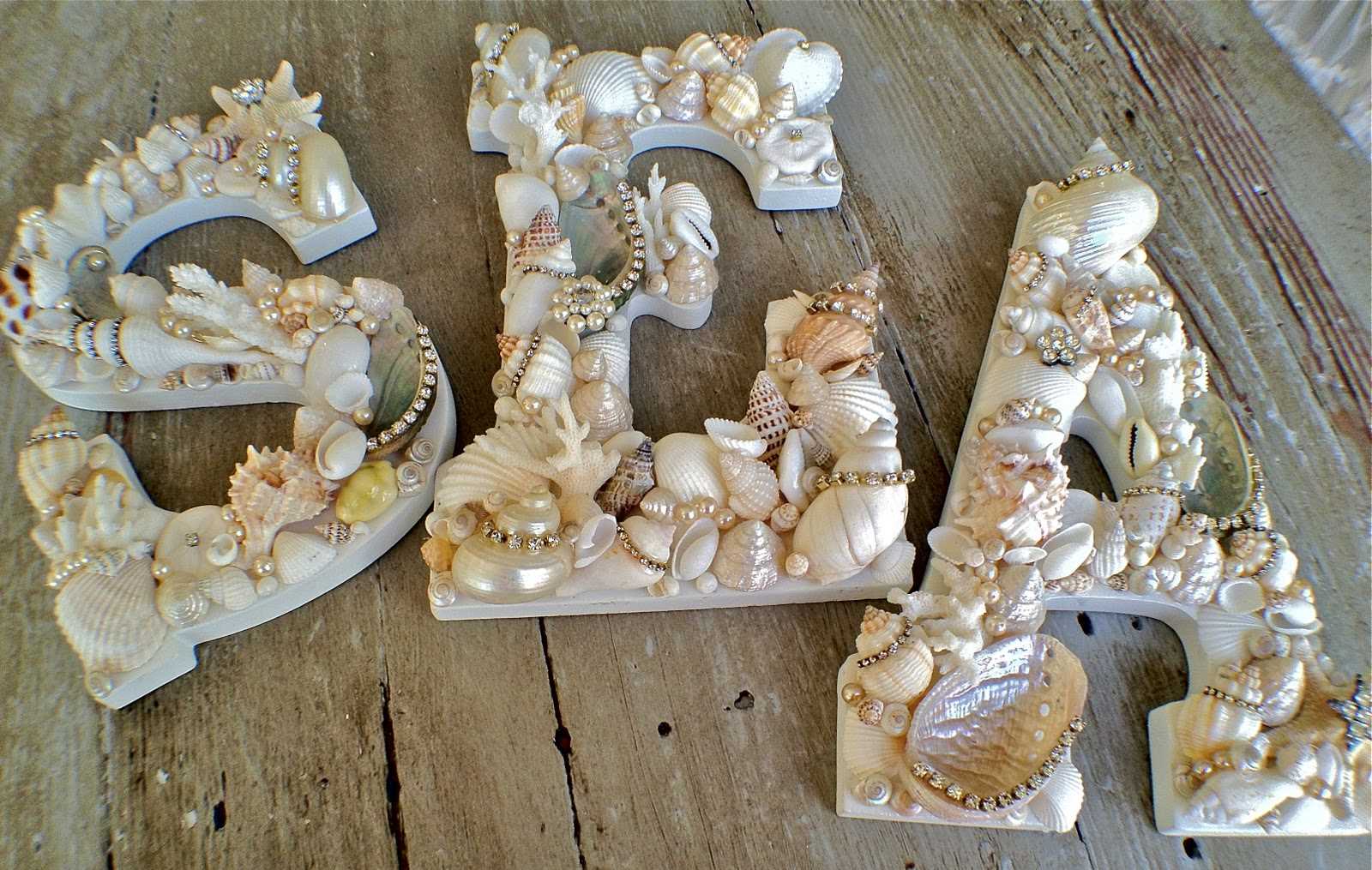 la idea de usar letras decorativas en el interior del departamento