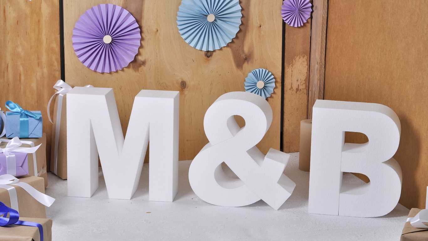 idea de usar letras decorativas en el diseño del dormitorio