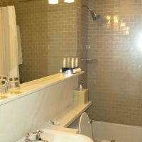 idée d'un intérieur de salle de bain lumineux 2,5 m² d'image