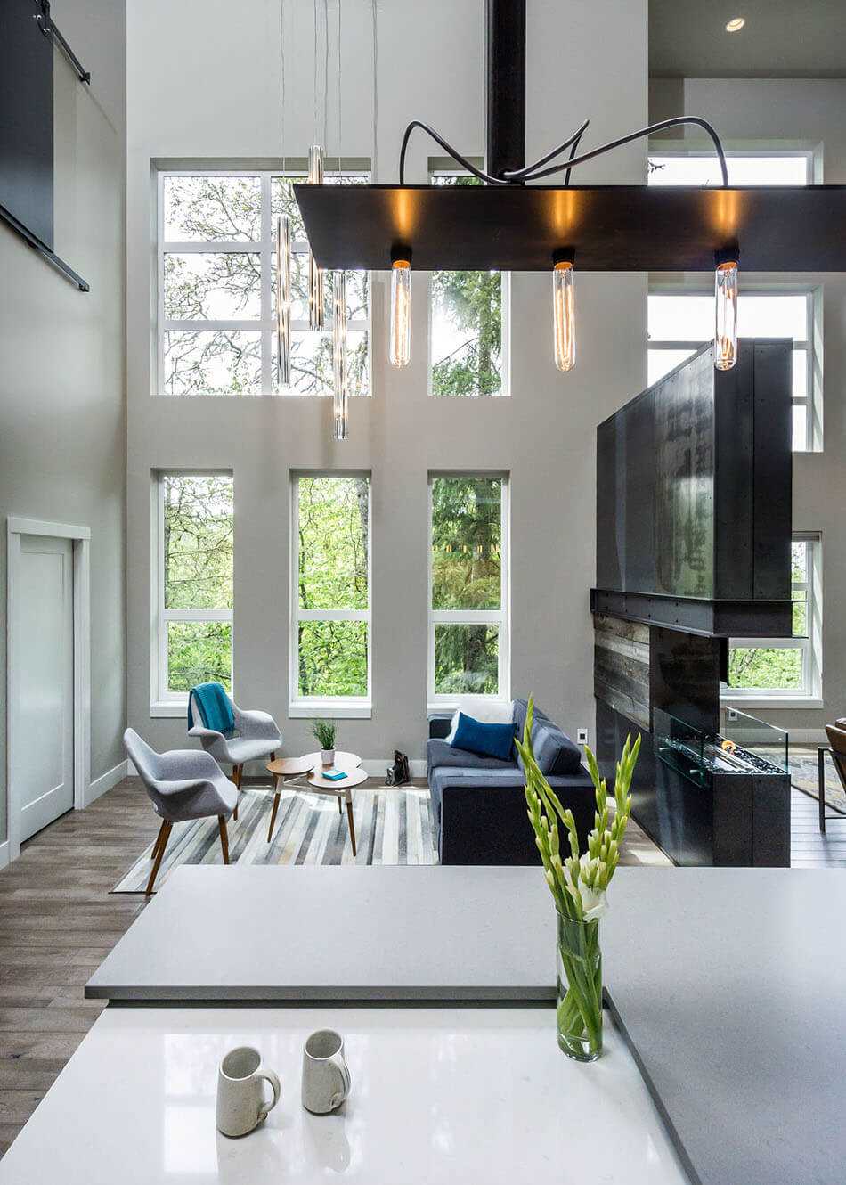 version du bel intérieur de l'appartement avec la deuxième lumière