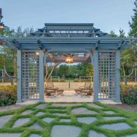 l'idée d'un design lumineux du gazebo dans l'image de la cour