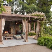 l'idée d'une pergola intérieure lumineuse dans la photo de la cour