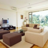 l'idée d'une belle conception de la salle dans une maison privée photo