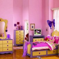 idée d’un style lumineux de chambre d’enfant pour photo de fille
