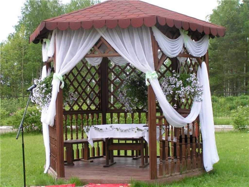 l'idée du design moderne du gazebo dans la cour