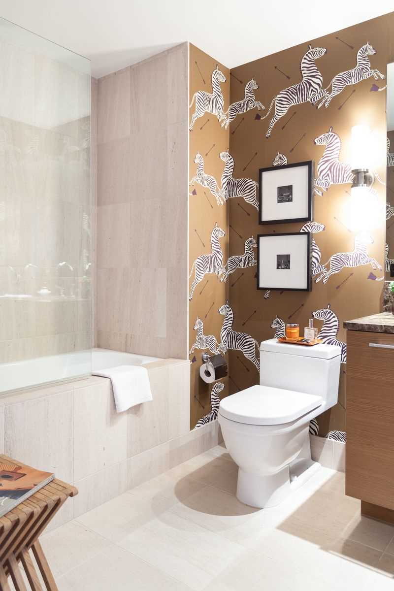 La opción del estilo brillante del baño de 6 sq.