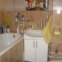 version de l'intérieur lumineux de la salle de bain photo de 2,5 m²