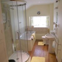 l'idée d'un beau design d'une salle de bain avec une baie vitrée
