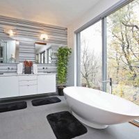 version de l'intérieur insolite de la salle de bain avec une fenêtre photo