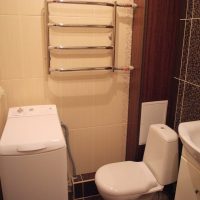 version d'une conception de salle de bain légère dans Khrouchtchev photo