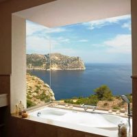 version d'une belle conception d'une salle de bain avec une fenêtre photo
