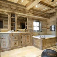 version du style moderne de la salle de bain dans une photo de maison en bois