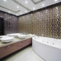 version de l'intérieur lumineux de la salle de bain avec une photo de la baignoire d'angle