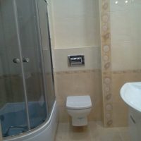 Un exemple d'un bel intérieur de salle de bain dans la photo de Khrouchtchev