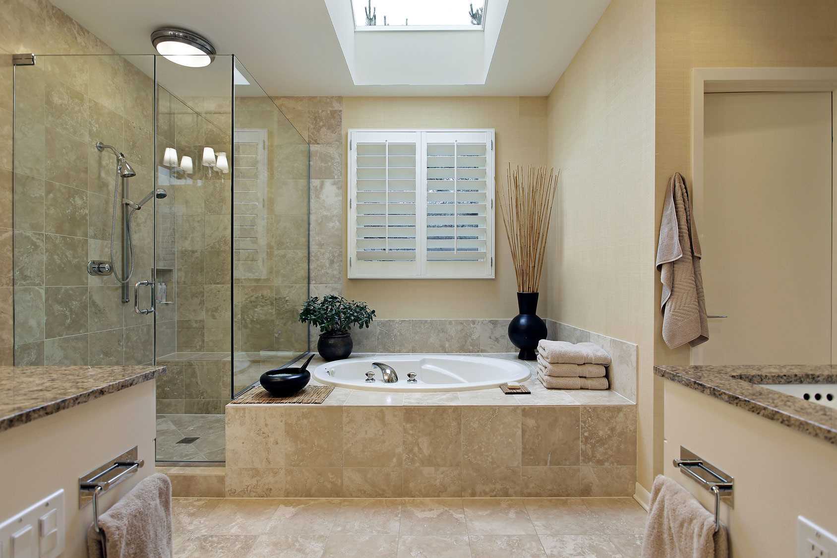 variante de l'intérieur lumineux d'une grande salle de bain