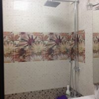 version du design inhabituel de la salle de bain à Khrouchtchev