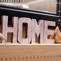 la idea de usar letras decorativas en el diseño de una foto de dormitorio