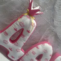 la idea de usar letras decorativas en el interior de la imagen de la habitación