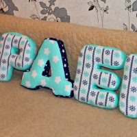 la idea de usar letras decorativas en el estilo de una foto de dormitorio