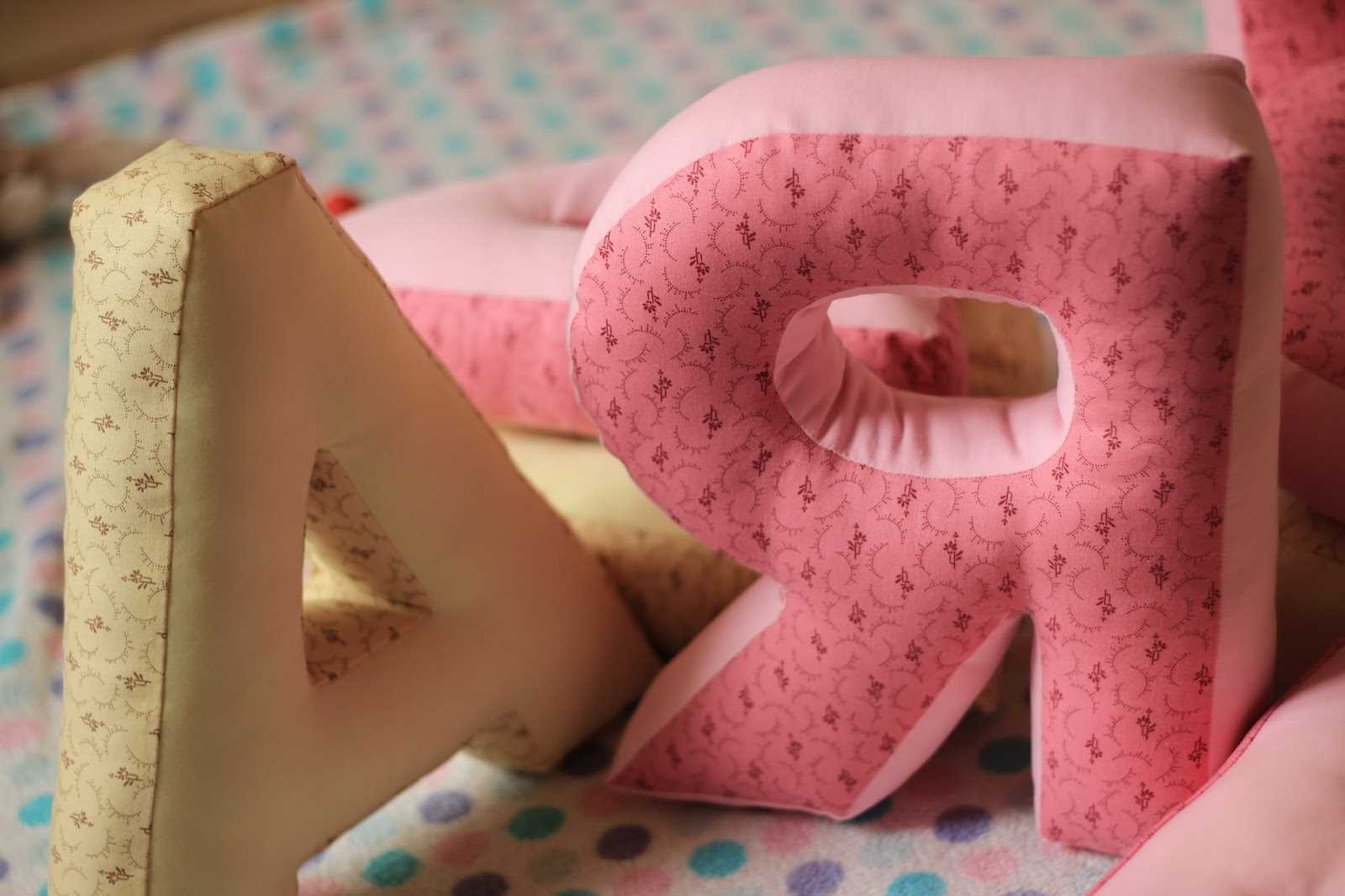 la idea de usar letras decorativas en el interior de la sala de estar