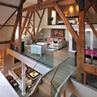 version de l'intérieur de la maison moderne avec une seconde photo lumineuse