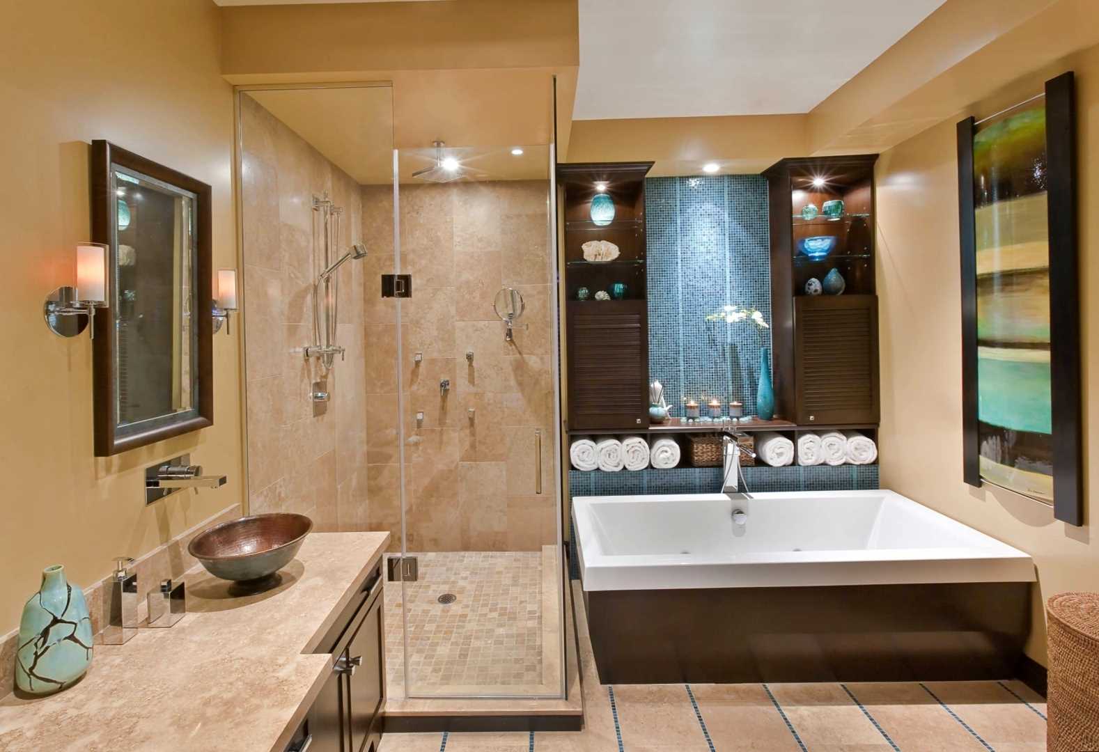 idée de design lumineux d'une grande salle de bain