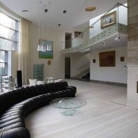 l'idée d'un style inhabituel d'une maison avec une seconde photo lumineuse