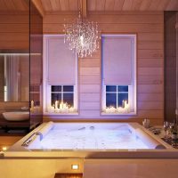 version d'un bel intérieur de salle de bain dans une photo de maison en bois