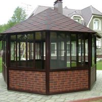 version du design inhabituel du gazebo dans la photo de la cour