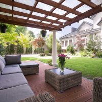 variante d'une belle décoration de la cour d'une maison privée photo