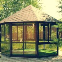 l'idée d'un style inhabituel de gazebo dans la photo de la cour