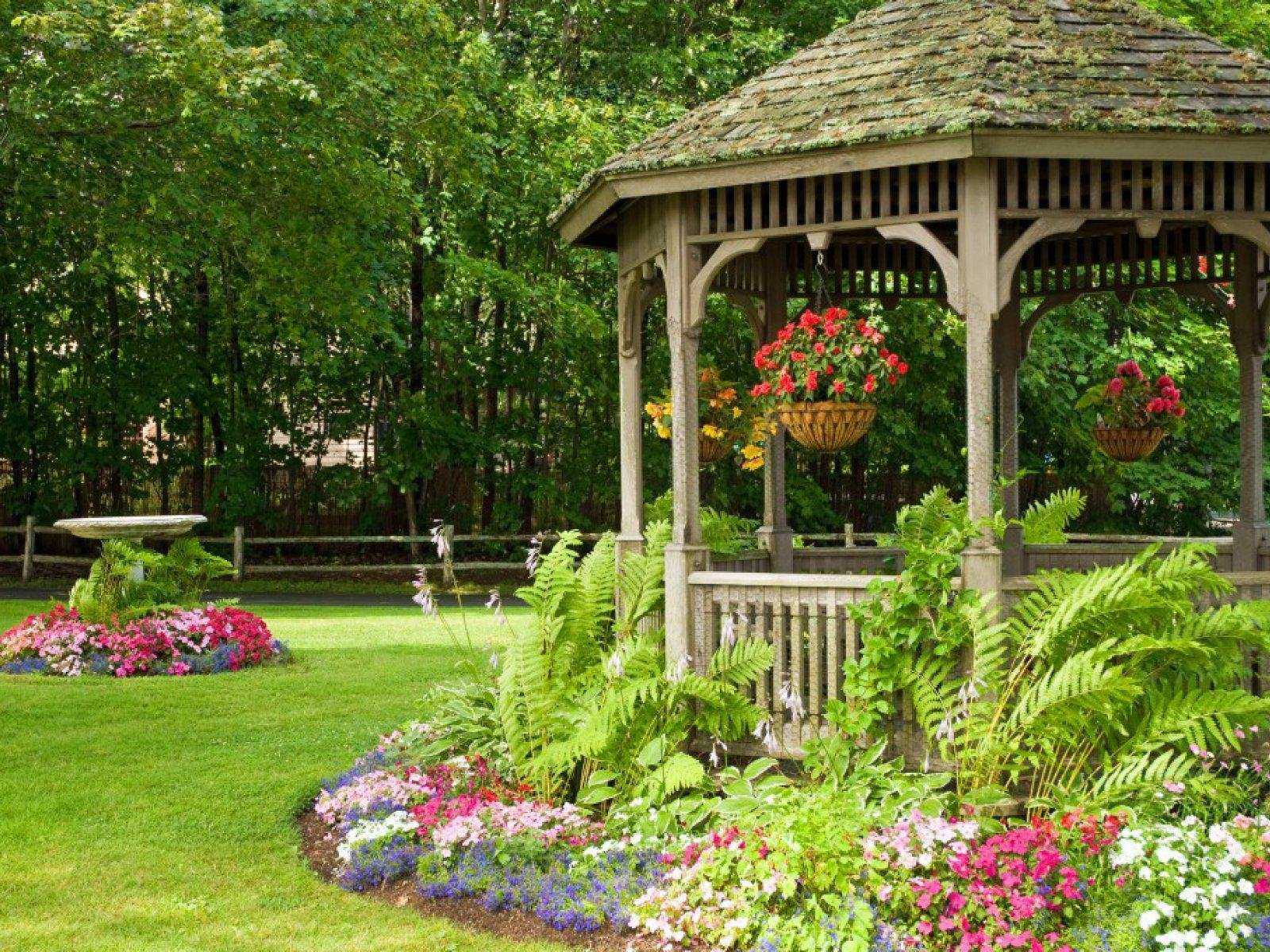 une variante de l'intérieur inhabituel du gazebo dans la cour