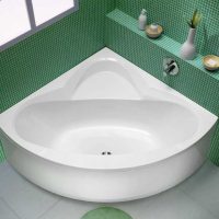 version de l'intérieur insolite de la salle de bain avec une baignoire d'angle photo