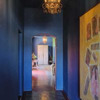 application d'une couleur bleue intéressante dans le style d'une photo d'appartement