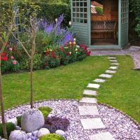 l'idée d'utiliser de belles plantes dans l'aménagement paysager d'une maison