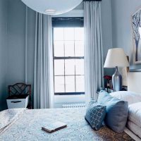 l'idée d'utiliser une couleur bleue intéressante dans la conception d'une photo d'appartement